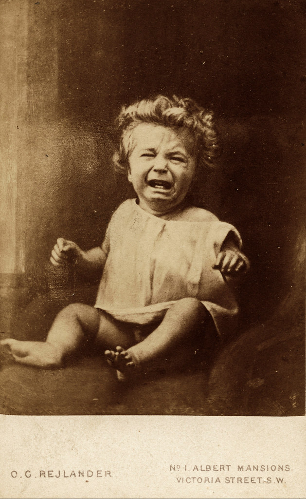 Sepiafarbenes Porträt eines weinenden Babys in einem Studio, mit den Namen O.C. REJLANDER und NO 1 ALBERT MANSIONS VICTORIA STREET S.W. am unteren Rand des Bildes.