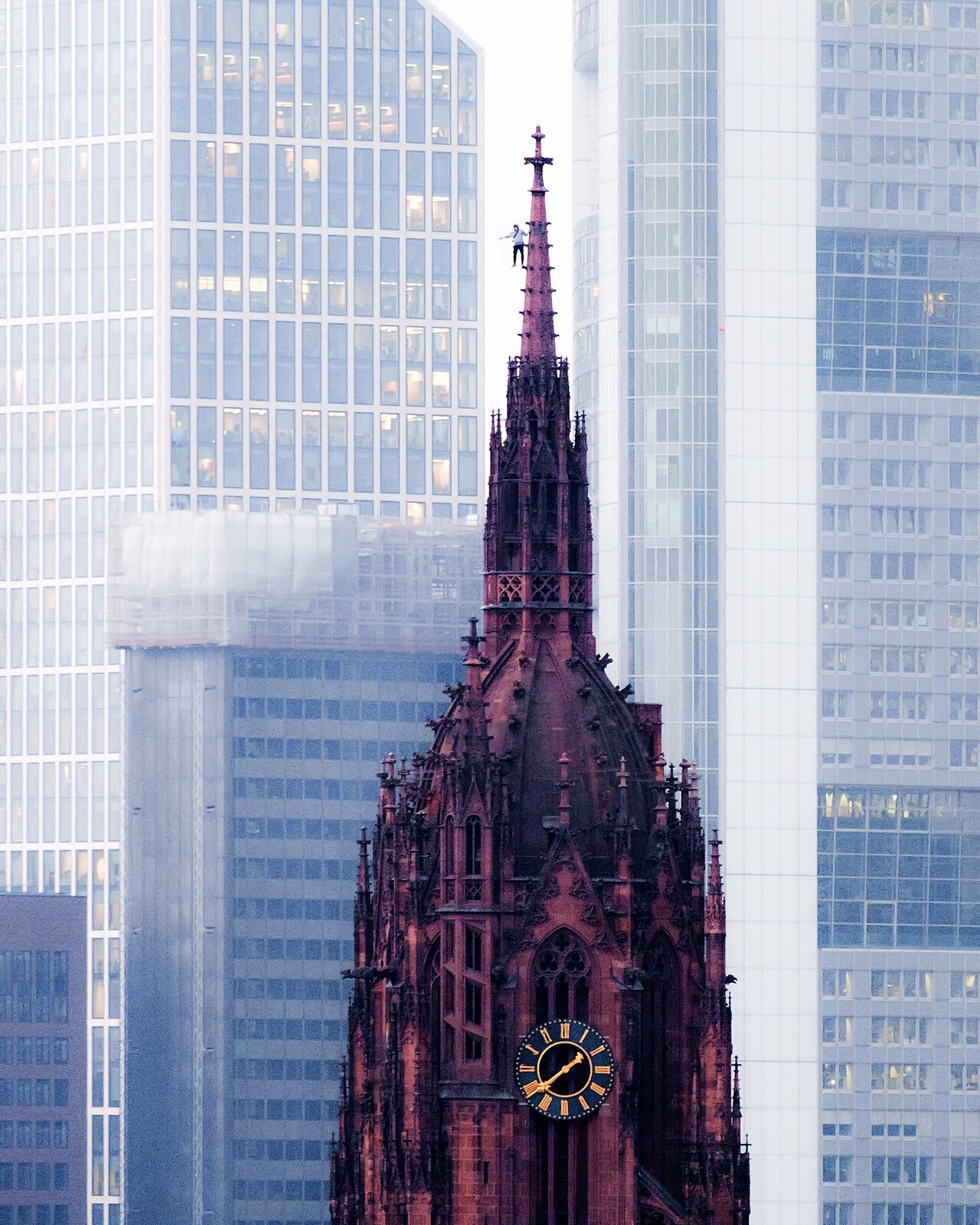 Ein Rooftopper auf der Spitze des Frankfurter Kaiserdoms.