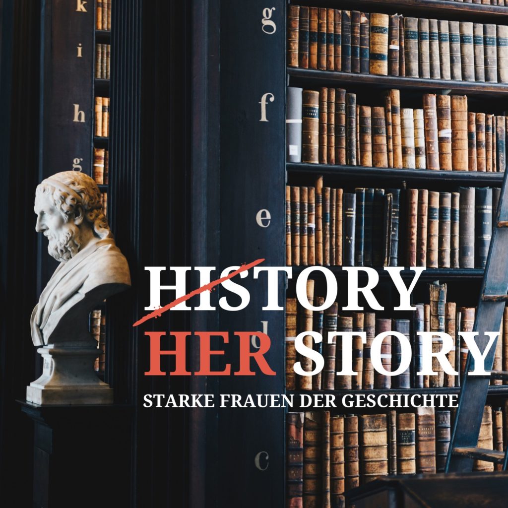 Eine Büste eines Mannes steht neben dunklen Bücherregalen voller alter Bücher und trägt den Titel „History Her Story“.